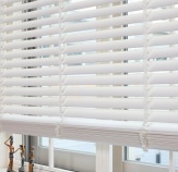 Màn Nhựa Giả Gỗ Đẹp Cho Cửa Sổ Căn Hộ