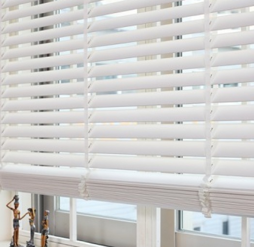 Màn Nhựa Giả Gỗ Đẹp Cho Cửa Sổ Căn Hộ